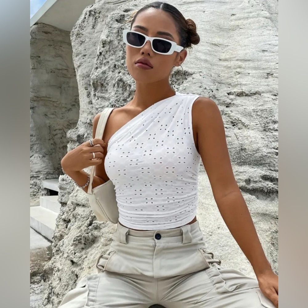 EUC White One Shoulder Eyelet Top Size Small
